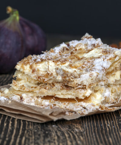sweet puff pastry with buttercream and puff pastry, figs together with puff pastry and creamy delicious cream