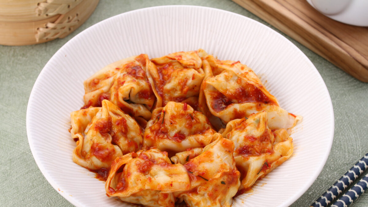 Chicken dumplings served with spicy and sour sauce