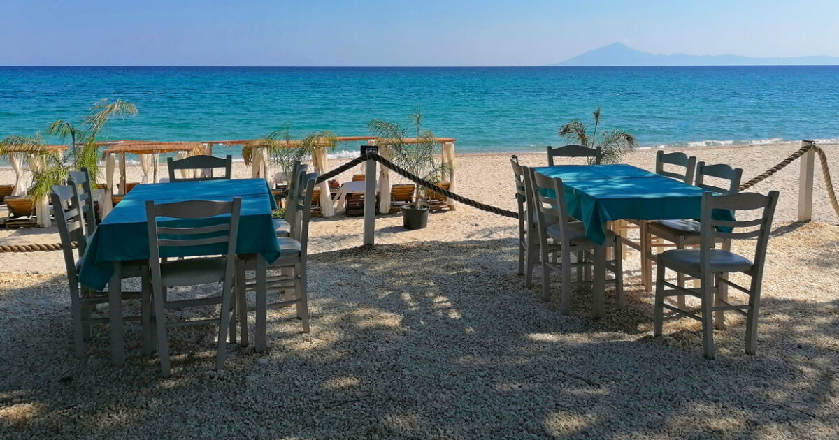 Ταβέρνες, καφετέριες και beach bar στο στόχαστρο της ΑΑΔΕ – Μπαράζ καταγγελιών για αποδείξεις και πρόστιμα