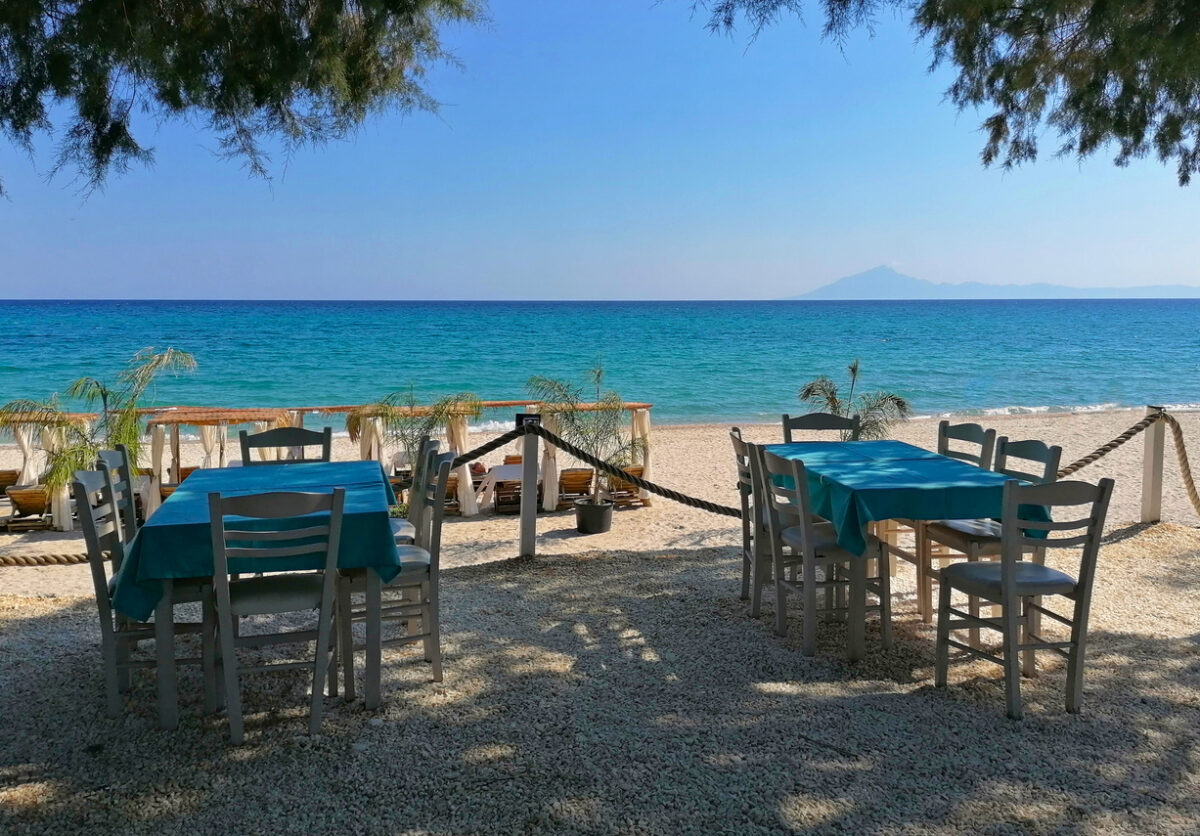 Ταβέρνες, καφετέριες και beach bar στο στόχαστρο της ΑΑΔΕ - Μπαράζ καταγγελιών για αποδείξεις και πρόστιμα