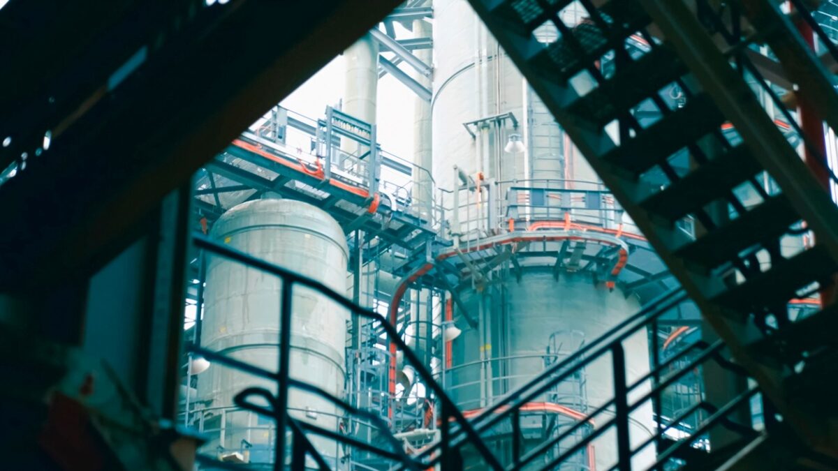 A complex system of pipes and assemblies in a plant for the production and treatment of liquefied natural gas