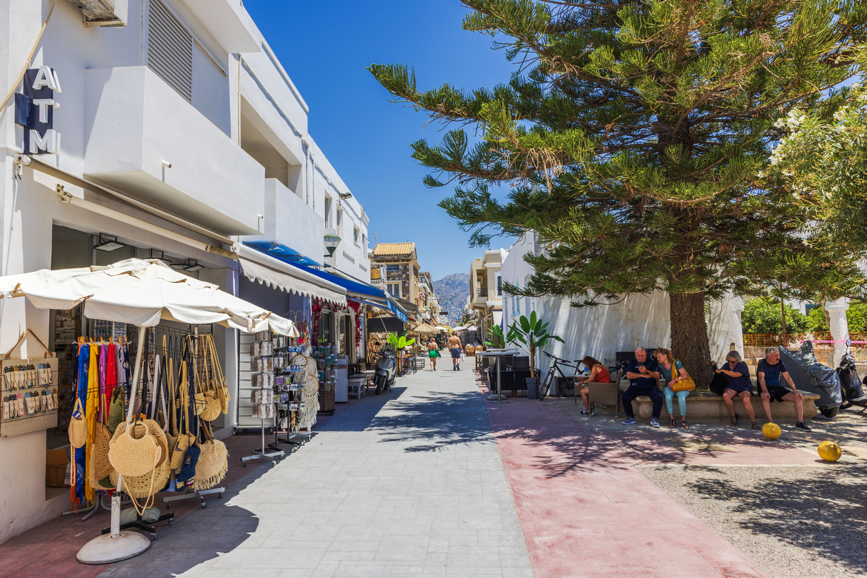 Φθινόπωρο σαν καλοκαίρι για τους τουρίστες – Η Ελλάδα συναγωνίζεται τη Γαλλική Ριβιέρα στο άλμα τιμών