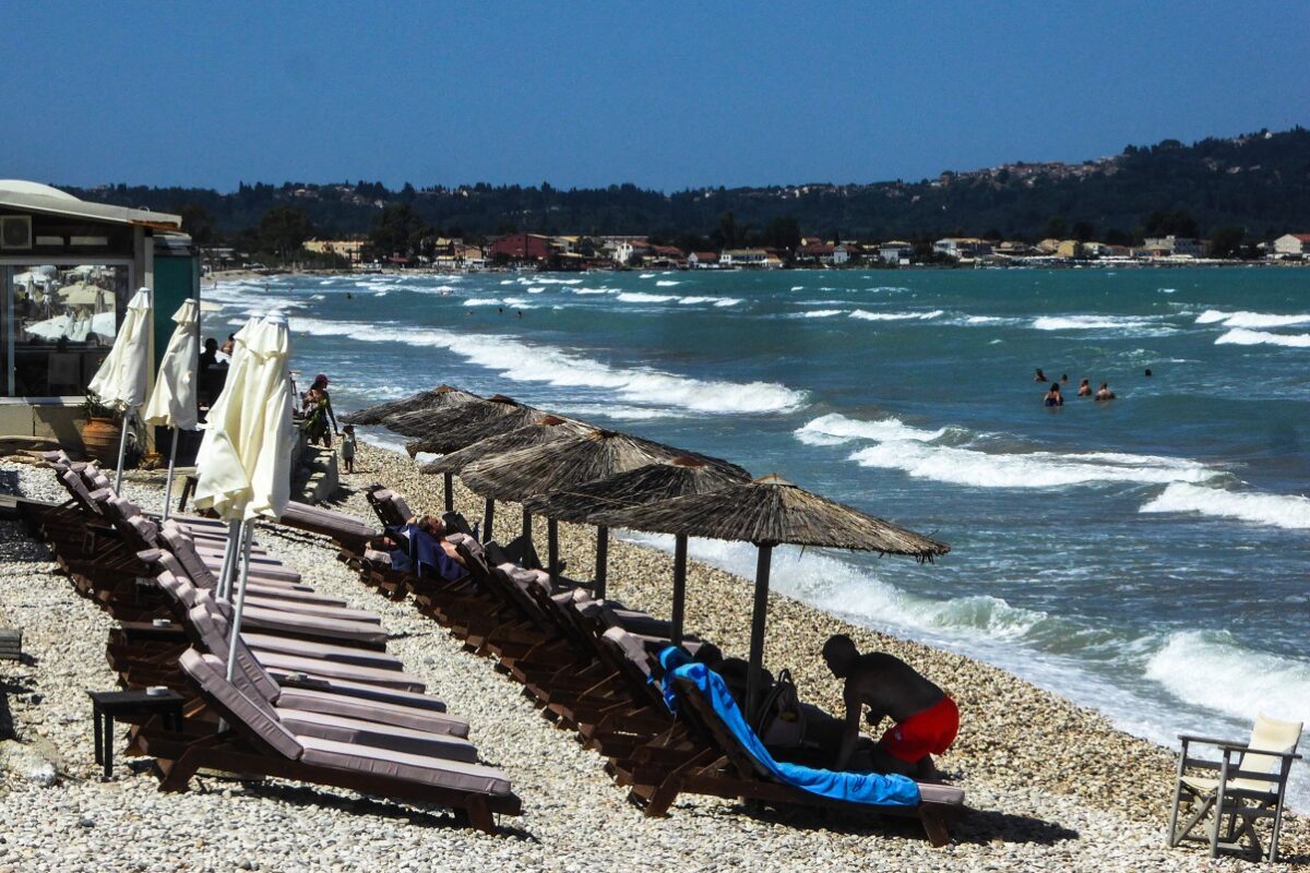 Καιρός: Τα ισχυρά μελτέμια την Κυριακή θέτουν σε red code Αττική, Εύβοια, Βοιωτία, Κυκλάδες και Κρήτη - Πότε υποχωρούν