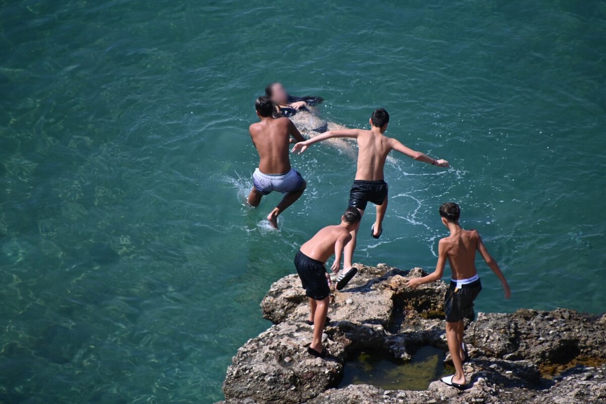 Καιρός: «Σφίγγουν» οι ζέστες με 38άρια την Παρασκευή και 40άρια το Σαββατοκύριακο - Εξαήμερο κύμα καύσωνα και ισχυροί άνεμοι