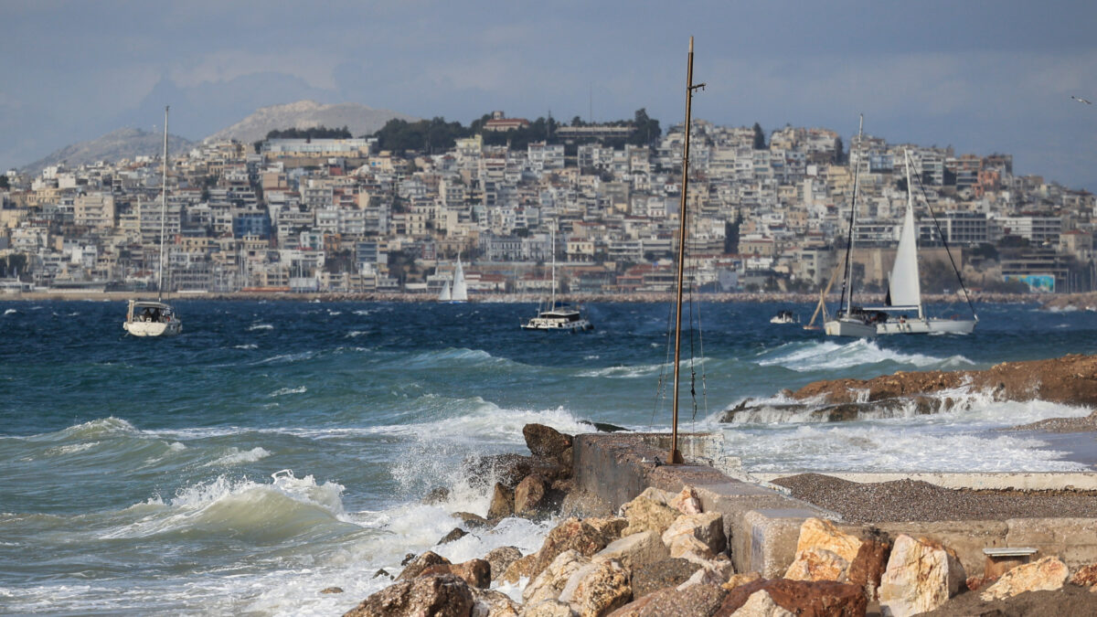 Κύματα στην θάλασσα σε παραλία της Αττικής. (ΓΙΩΡΓΟΣ ΚΟΝΤΑΡΙΝΗΣ/EUROKINISSI)