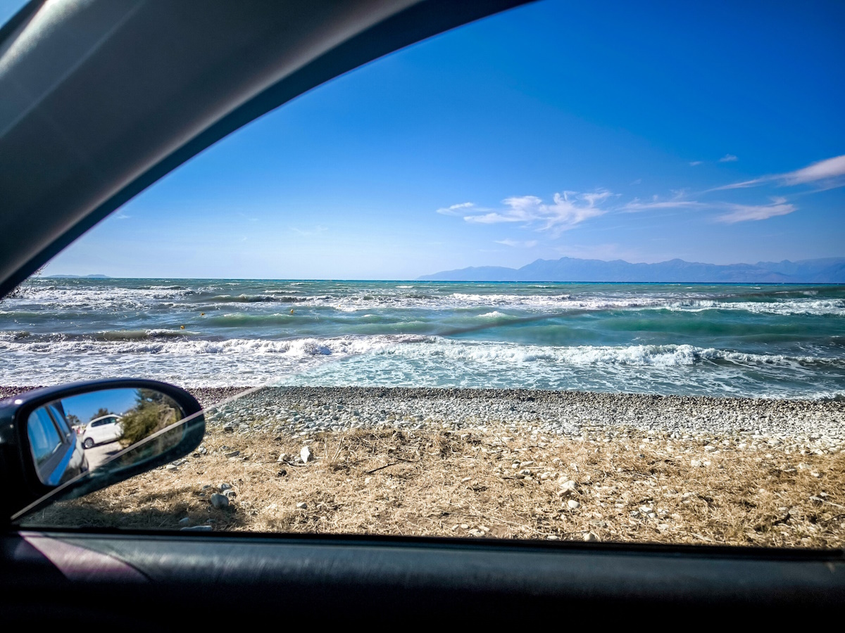 Αυτοκίνητο διασχίζει παραλιακό δρόμο