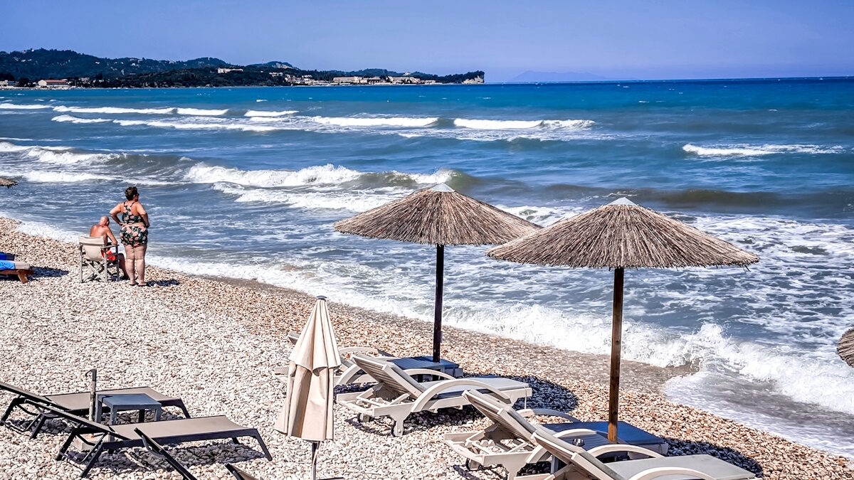 Κύματα σε παραλία