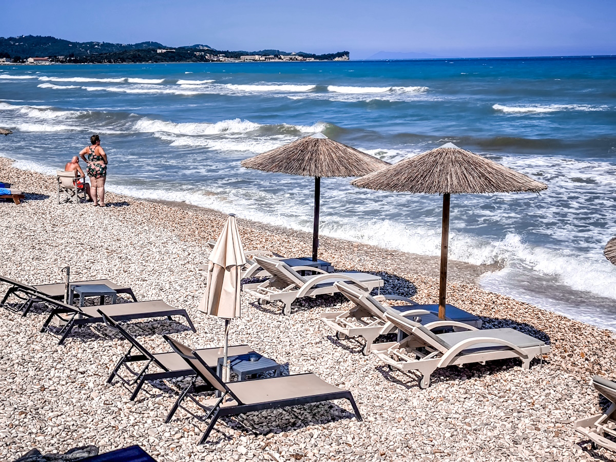 Κύματα σε παραλία