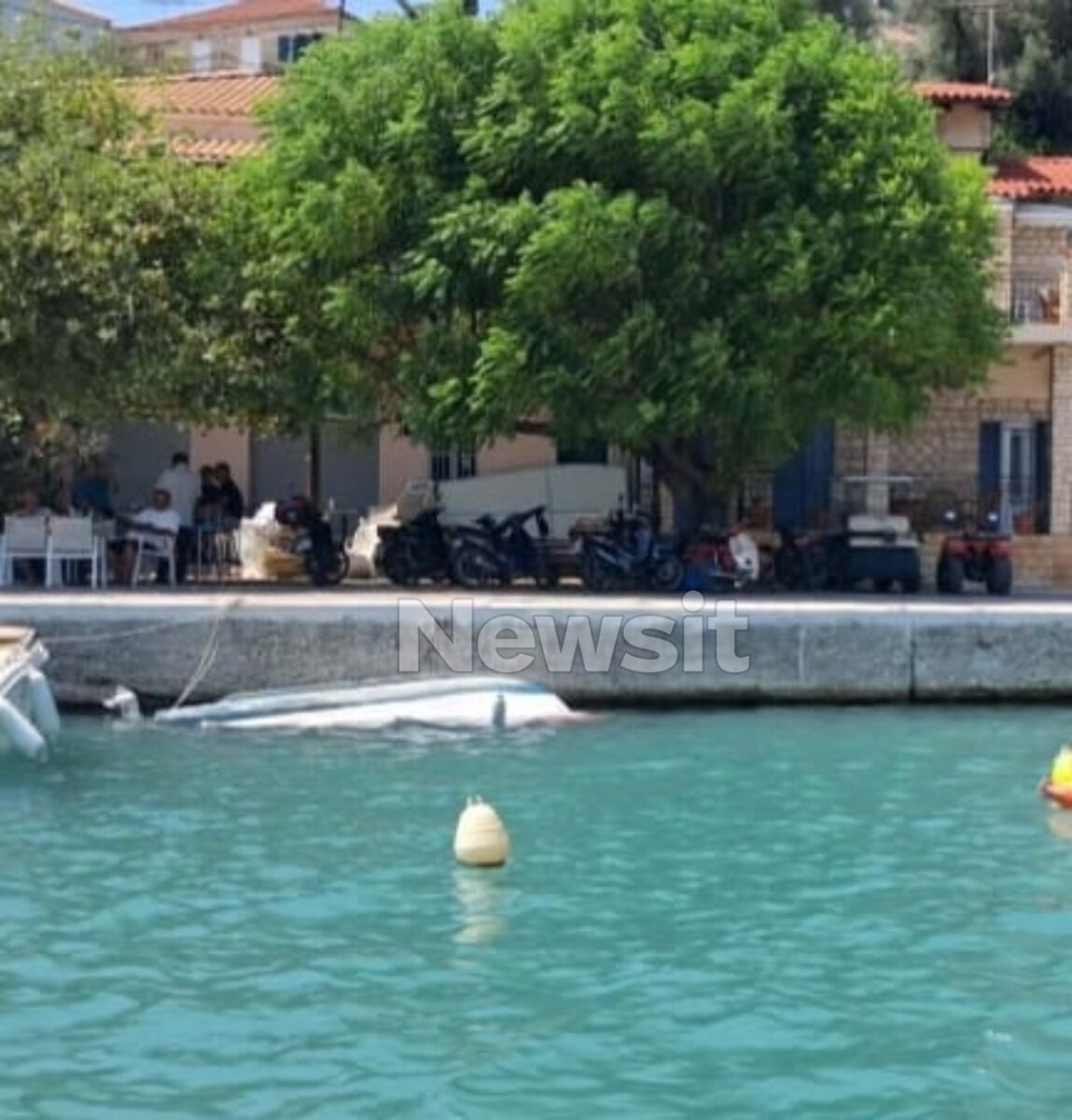 Η βάρκα που βούλιαξε από τη σύγκρουση με το ιστιοπλοΐκό στη Λευκάδα