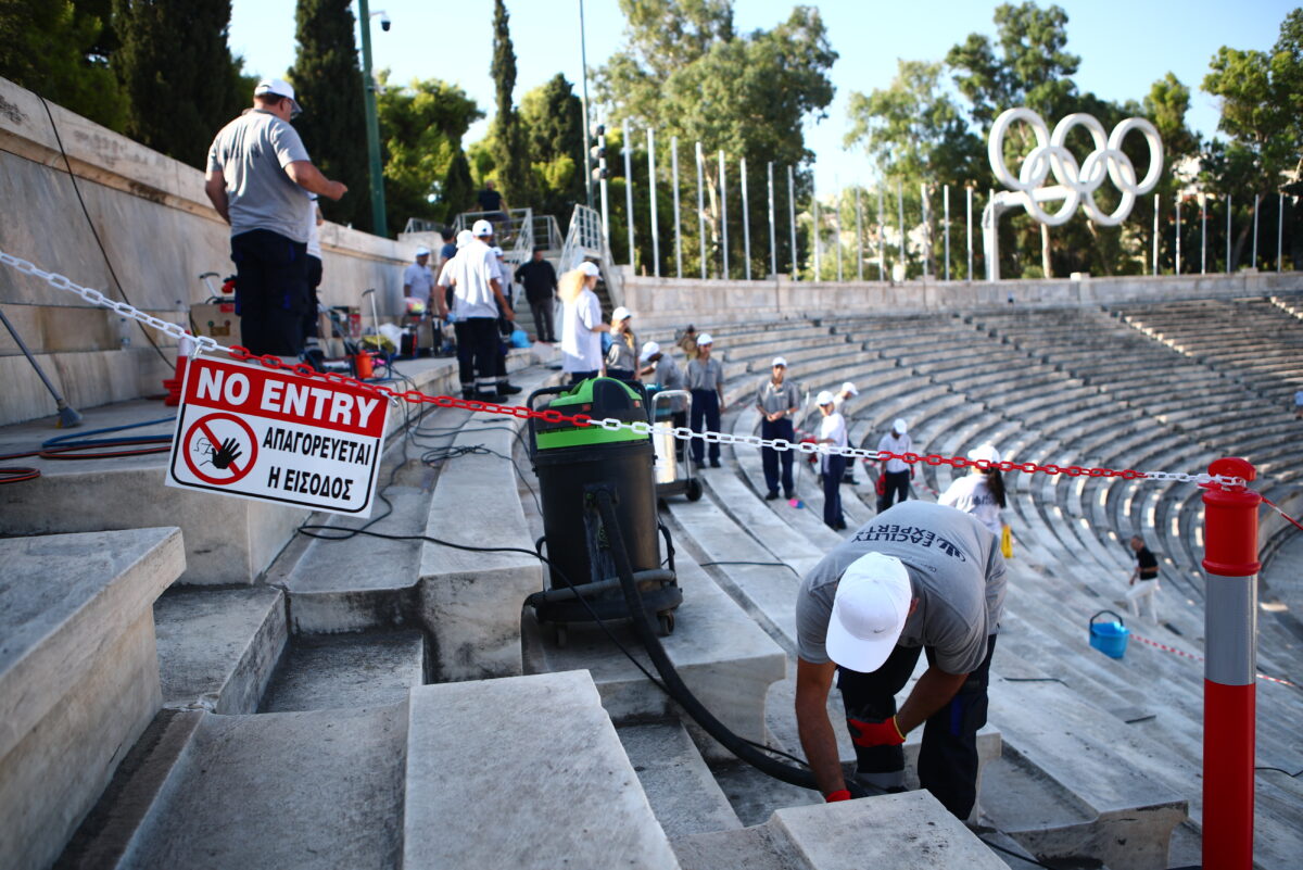 ΚΑΘΑΡΙΣΜΟΣ ΤΩΝ ΜΑΡΜΑΡΙΝΩΝ ΕΠΙΦΑΝΕΙΩΝ ΤΟΥ ΠΑΝΑΘΗΝΑΙΚΟΥ ΣΤΑΔΙΟΥ ΑΠΟ ΤΗΝ ΕΟΕ (ΦΩΤΟ ΑΡΓΥΡΩ ΑΝΑΣΤΑΣΙΟΥ