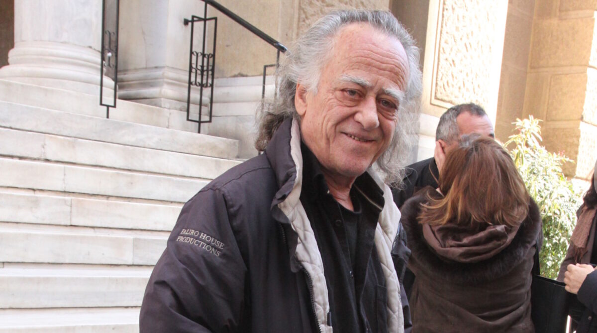 Νίκος Καλογερόπουλος: Από τη «Λούφα και Παραλλαγή» και το θρυλικό «Ρεμπέτικο», στο «Κάμπινγκ» και τη ζωή στην Κυπαρισσία
