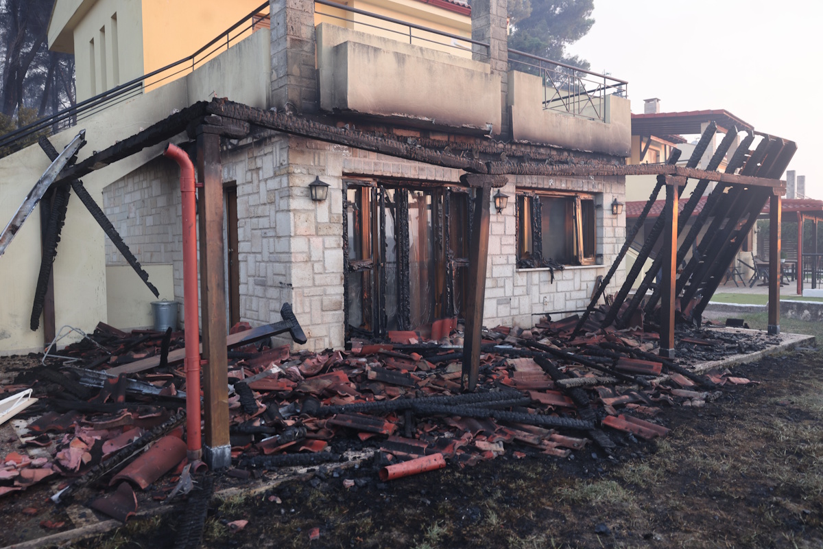 Υπό μερικό έλεγχο η φωτιά στη Σίβηρη Χαλκιδικής: Εκκενώσεις, ζημιές σε σπίτια και φόβοι για αναζωπυρώσεις
