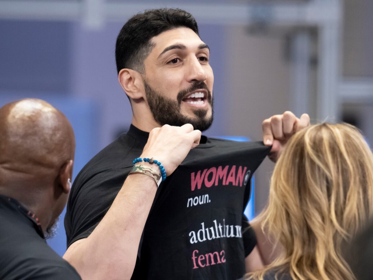 Ο Ενές Καντέρ εμφανίστηκε σε αγώνα του WNBA, τσακώθηκε με παίκτρια και εκδιώχθηκε από το γήπεδο