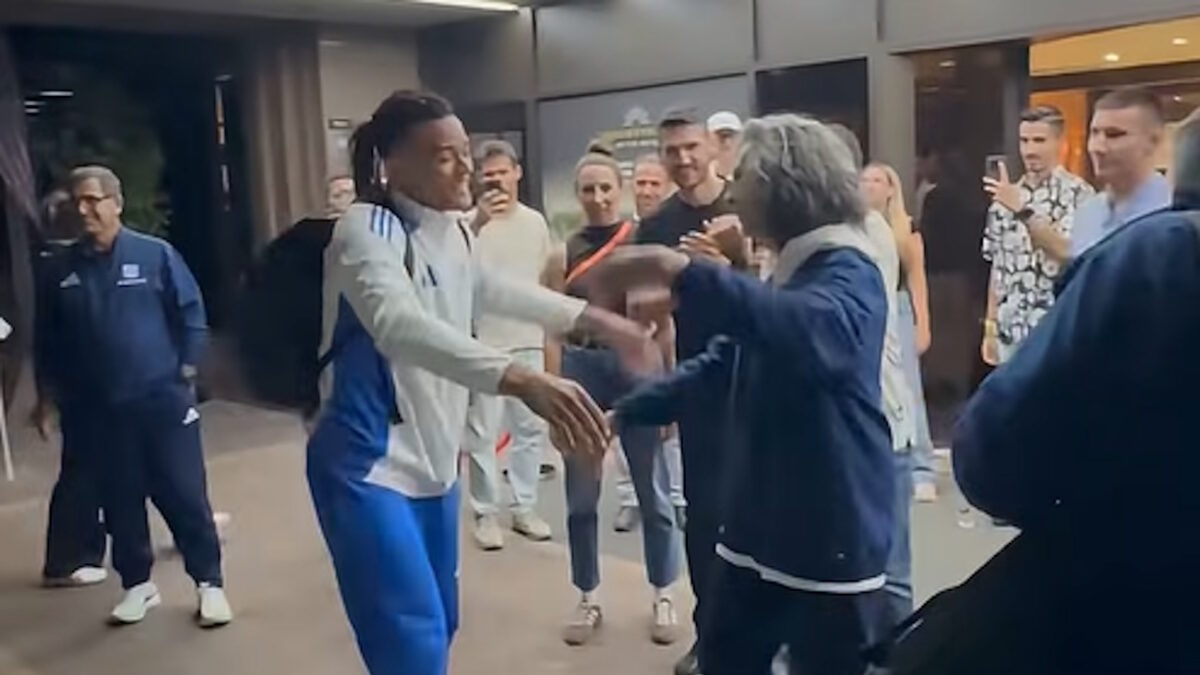 Η υποδοχή στον Εμμανουήλ Καραλή μετά το ασημένιο μετάλλιο στο ευρωπαϊκό και το «πάμε να τα πιούμε»