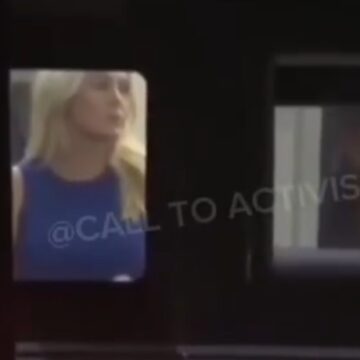 Στιγμιότυπο από το βίντεο της Λέβιτ με τον Τραμπ
