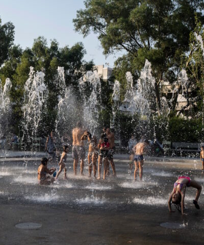 Παιδιά παίζουν με το νερό σε ένα σιντριβάνι κατά τη διάρκεια ενός καύσωνα, στο Πολιτιστικό Κέντρο του Ιδρύματος Σταύρος Νιάρχος στην Αθήνα