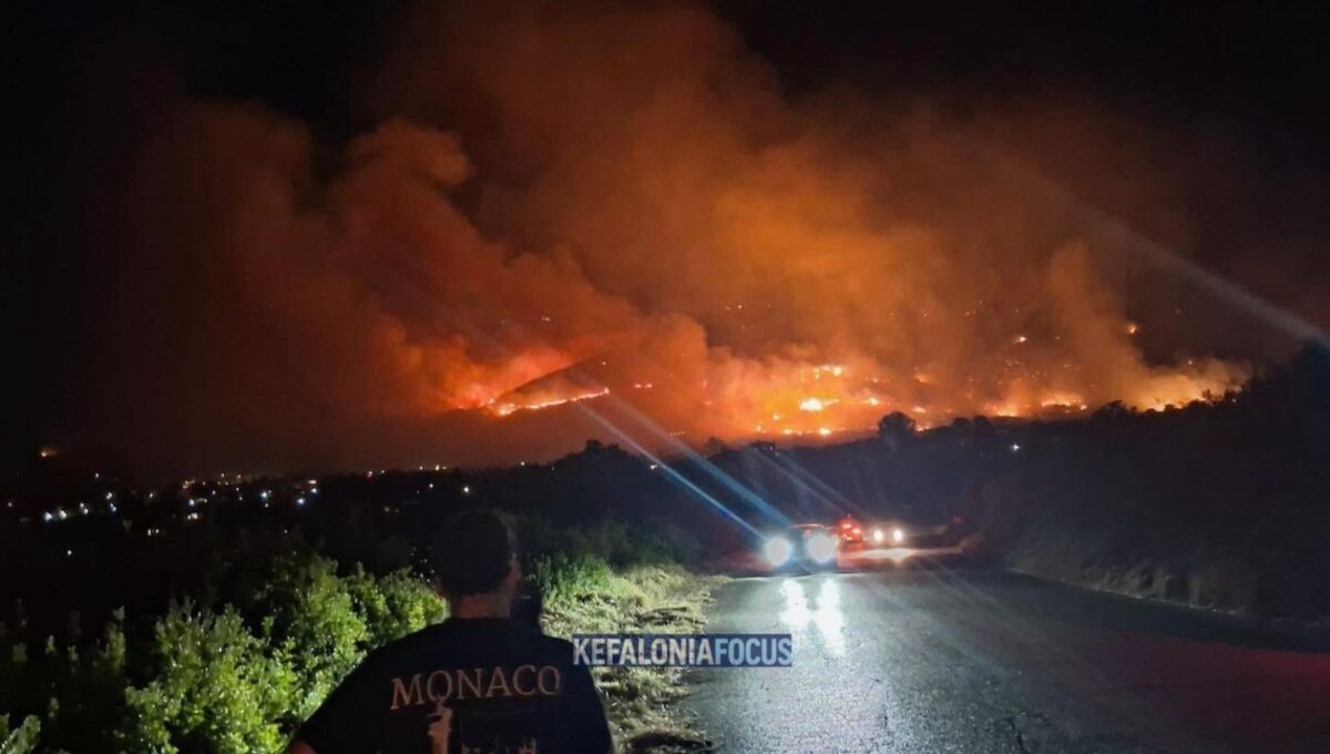 Φωτιά στην Κεφαλονιά: Μηνύματα από το 112 για εκκένωση 7 περιοχών – Μία σύλληψη για εμπρησμό