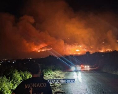 Φωτιά στην Κεφαλονιά: Μηνύματα από το 112 για εκκένωση 7 περιοχών – Μία σύλληψη για εμπρησμό