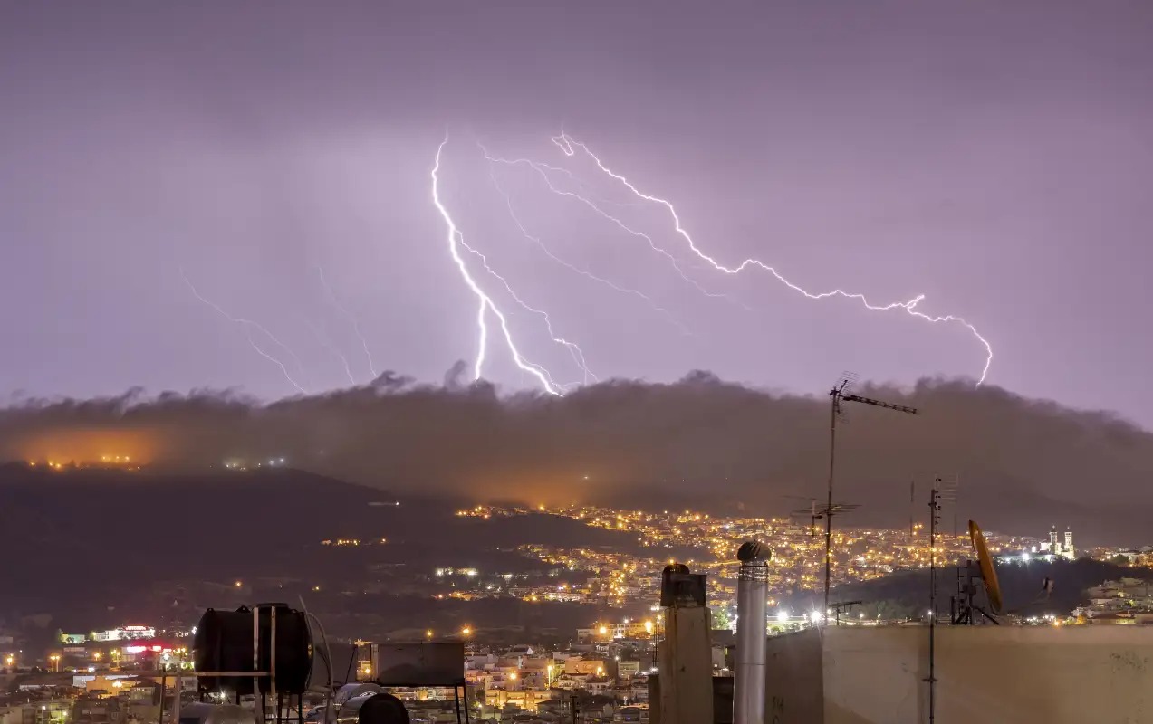 Στις βροχές του φθινοπώρου ποντάρει ο κλάδος της ενέργειας για να δοθεί τέλος στις ελλείψεις ηλεκτρισμού