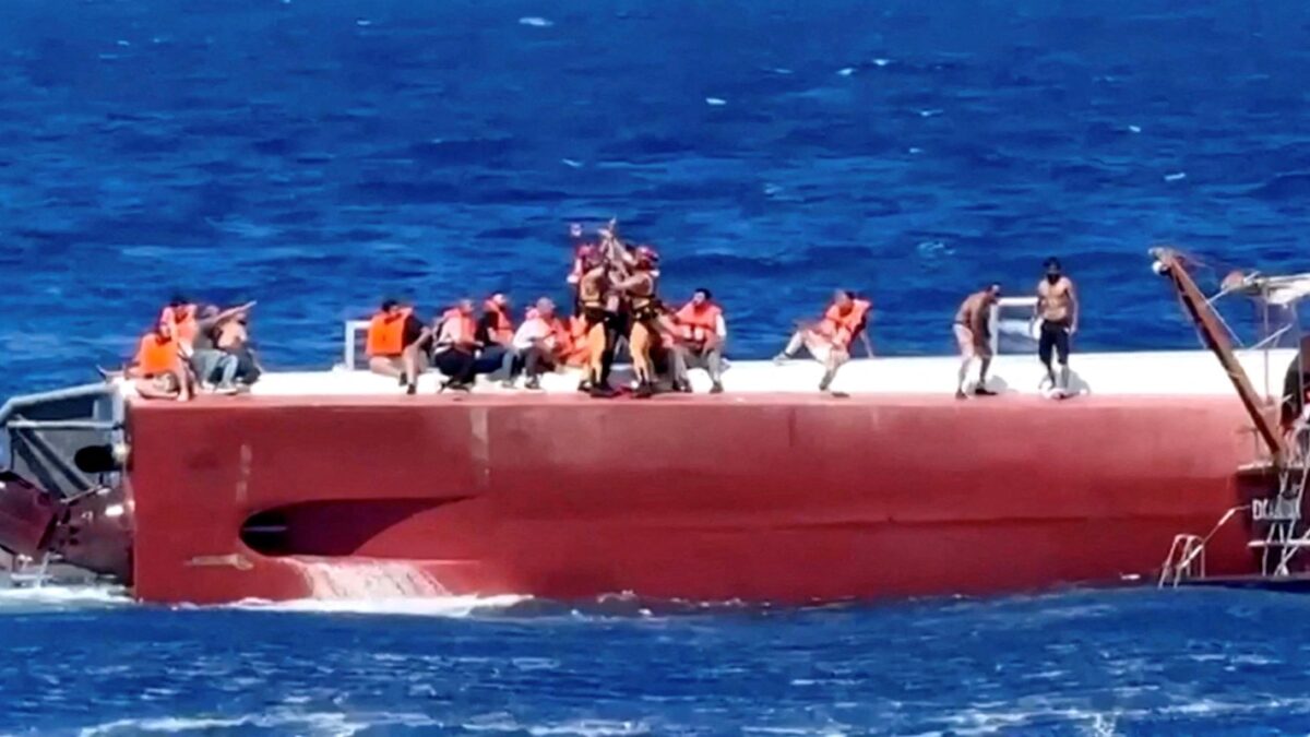 Πλοίο ανατράπηκε στα ανοικτά των ακτών στα κατεχόμενα της Κύπρου, στην Κερύνεια