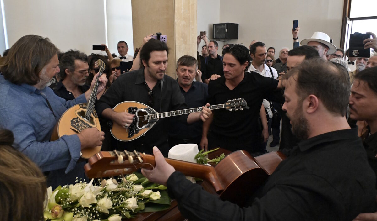 Κηδεία του Νίκου Καλογερόπουλου - Τον αποχαιρέτησαν με όργανα και τραγούδια, όλος ο καλλιτεχνικός κόσμος ήταν εκεί