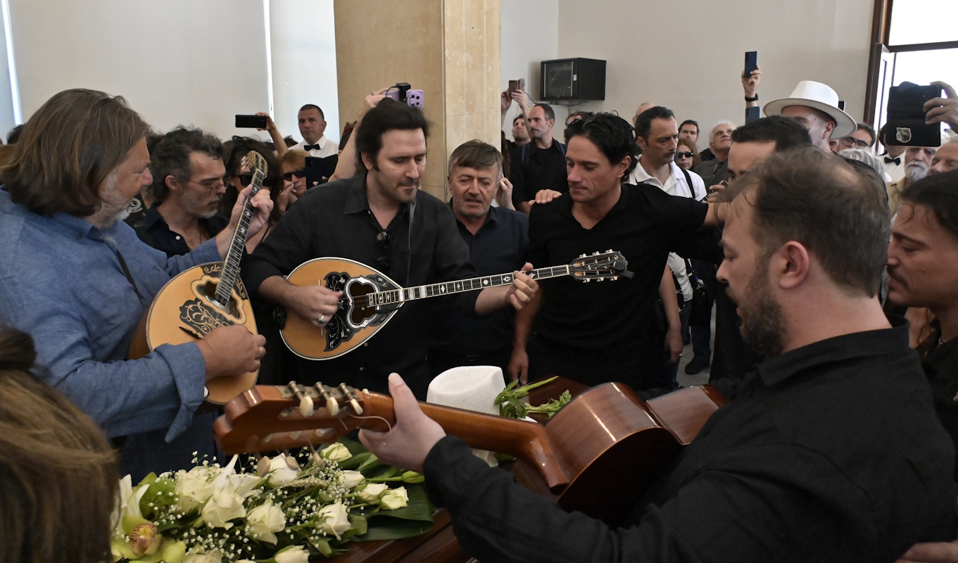 Με όργανα και τραγούδια αποχαιρέτησαν τον Νίκο Καλογερόπουλο - Σύσσωμος ο καλλιτεχνικός κόσμος στην κηδεία του σπουδαίου ηθοποιού