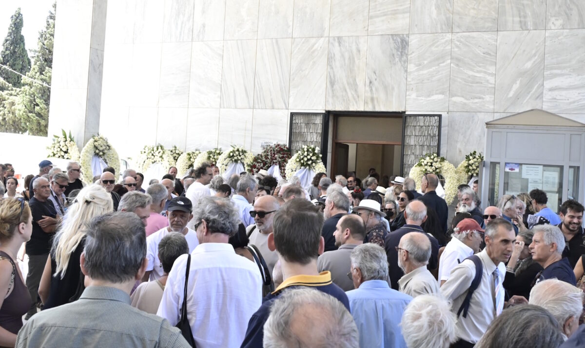 Πλήθος κόσμου στην κηδεία του Νίκου Καλογερόπουλου