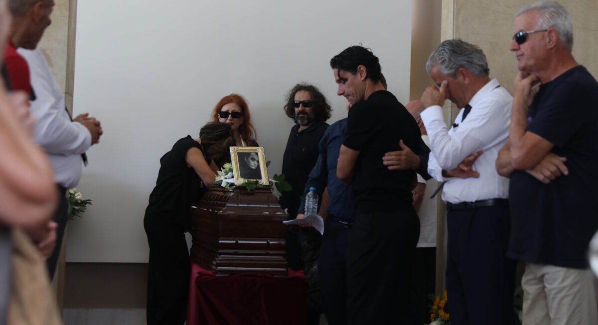 Κηδεία Νίκου Καλογερόπουλου: Συγγενείς και φίλοι αποχαιρετούν τον σπουδαίο ηθοποιό | Επικαιρότητα στο PlusTV.gr