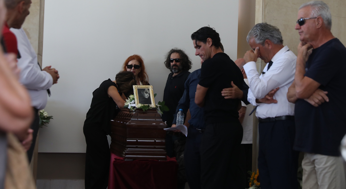 Πόνος και συγκίνηση στην κηδεία του Νίκου Καλογερόπουλου - Σύσσωμος ο καλλιτεχνικός κόσμος ήταν εκεί για το στερνό «αντίο»
