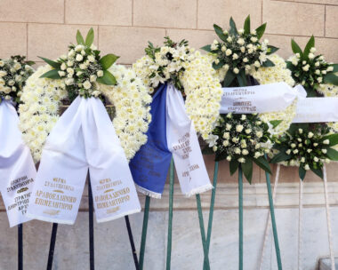 Στεφάνια στην κηδεία του Γιάννη Βαρβιτσιώτη