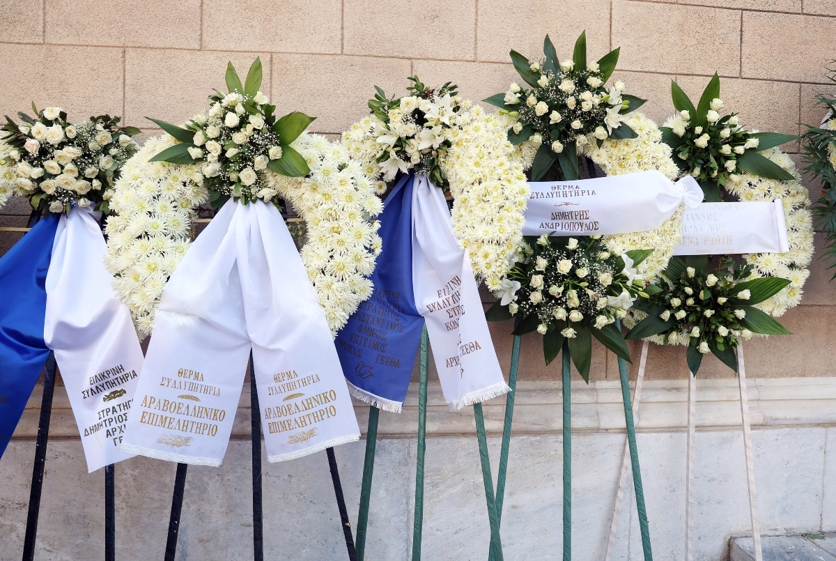 Στεφάνια στην κηδεία του Γιάννη Βαρβιτσιώτη
