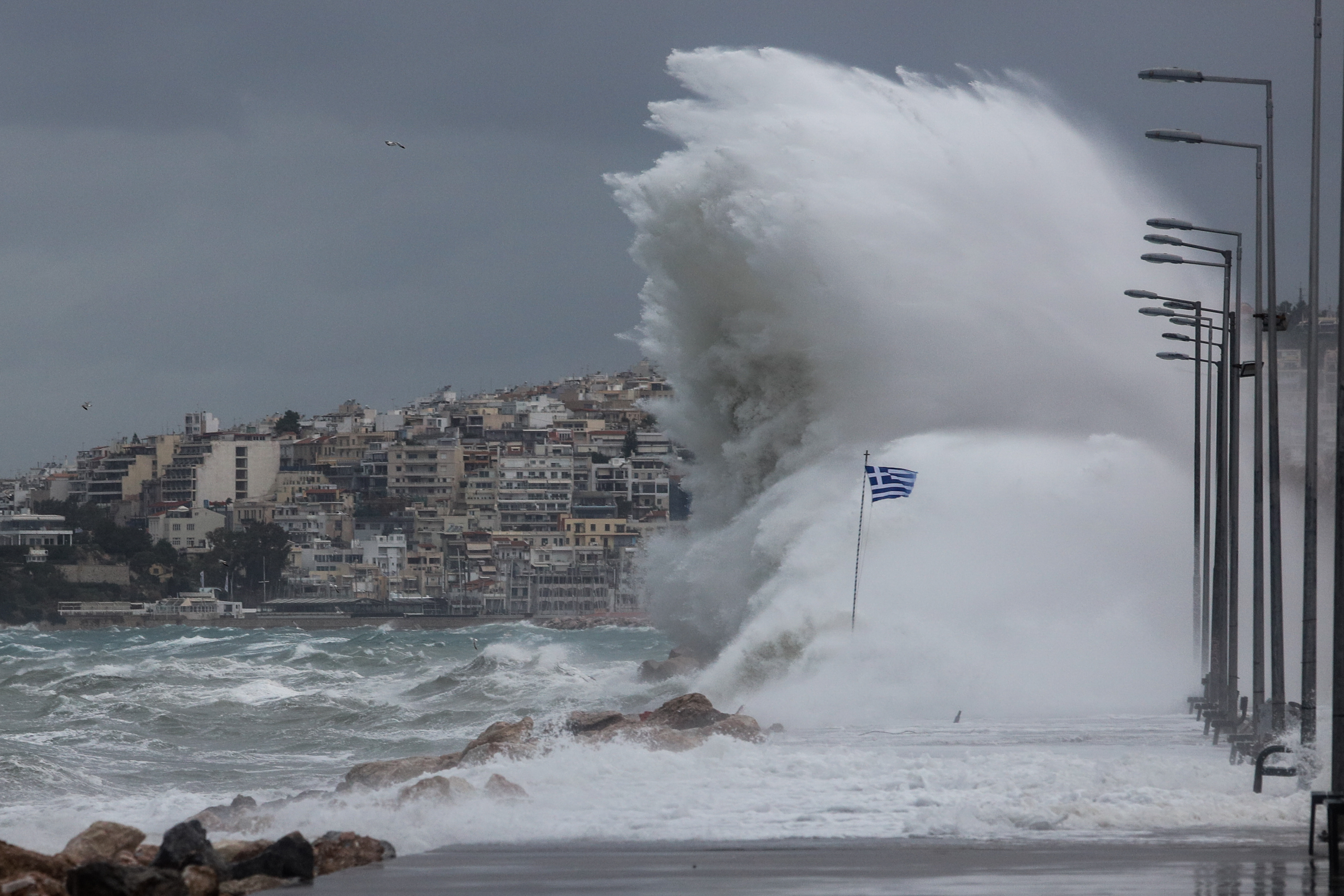 Θυελλώδεις άνεμοι έως 9 μποφόρ σαρώνουν την χώρα για 48 ώρες - «Κόκκινος» συναγερμός για φωτιές σε Αττική, Βοιωτία και άλλες 3 περιοχές