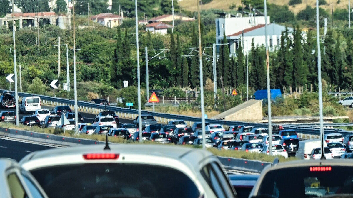 Πολύ αυξημένη κίνηση στην εθνική οδό Αθηνών - Κορίνθου στο ρεύμα εισόδου προς την πρωτεύουσα