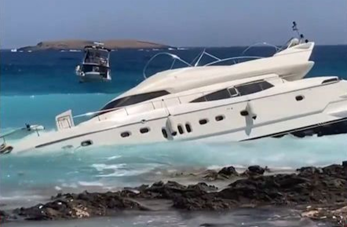 Θαλαμηγός προσάραξε στα Κύθηρα