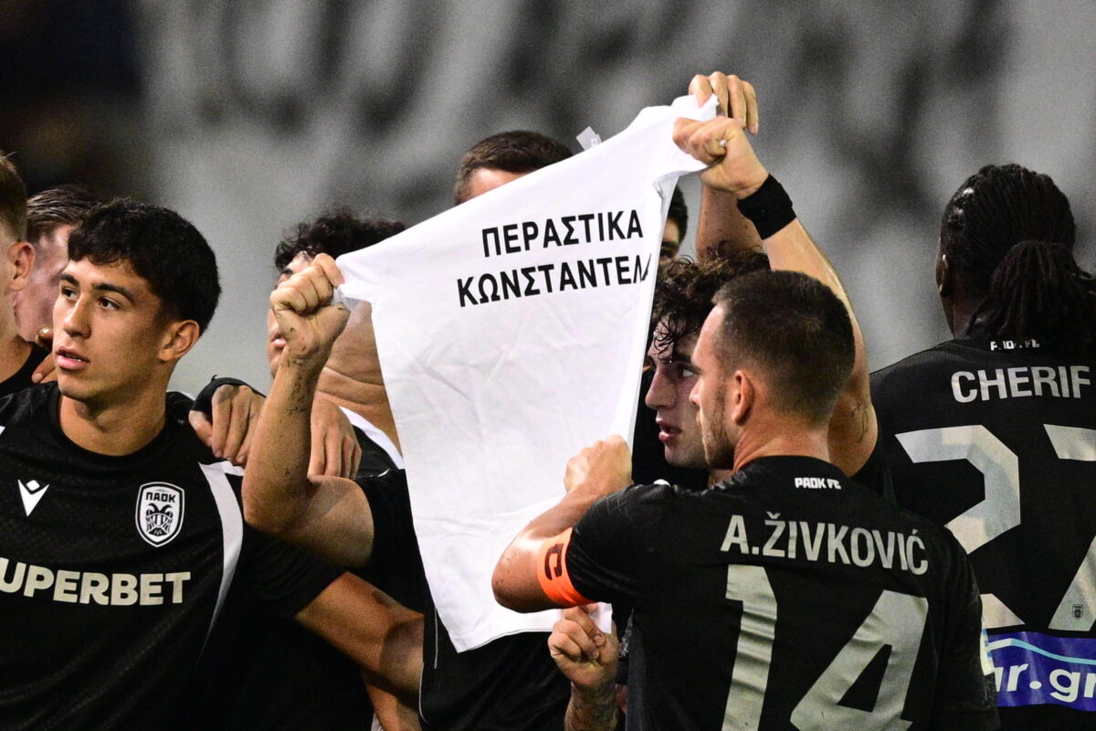 Οι παίκτες του ΠΑΟΚ αφιέρωσαν στον Γιάννη Κωνσταντέλια το γκολ του Δημήτρη Πέλκα - Καθολικά χειροκροτήματα στο Περιστέρι