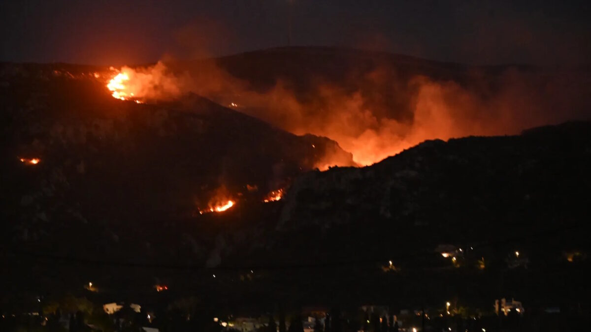 Φωτιά στην Κω, στην περιοχή Πυλί – Μάχη χωρίς εναέρια μέσα με μια δύσκολη πυρκαγιά