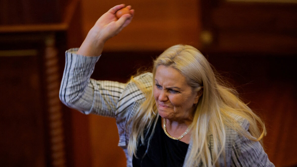 Η βουλευτής Time Kadriaj πετάει αυγό στον πρωθυπουργό Albin Kurti στην αίθουσα της Βουλής του Κοσόβου