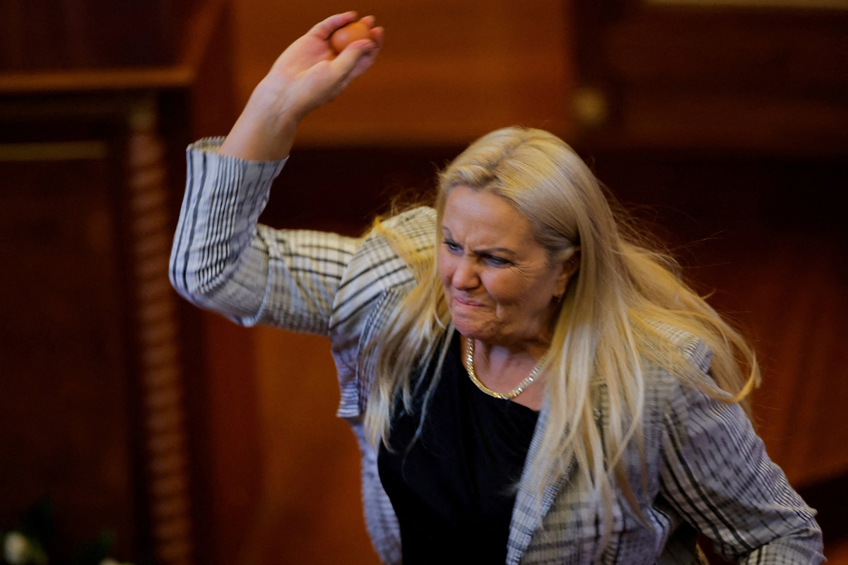 Η βουλευτής Time Kadriaj πετάει αυγό στον πρωθυπουργό Albin Kurti στην αίθουσα της Βουλής του Κοσόβου