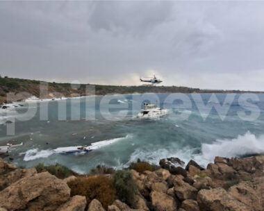 Τραγωδία στην Κύπρο: Νεκρός Ελληνοκύπριος μετά την βύθιση σκαφών στο Κάβο Γκρέκο από σφοδρή καταιγίδα