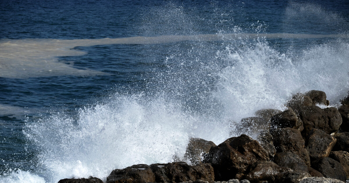 Καιρός σήμερα: Πτώση της θερμοκρασίας, βροχές και μελτέμια έως 9 μποφόρ