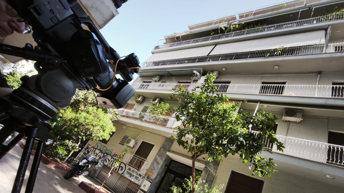 Η είσοδος της πολυκατοικίας που βρέθηκε το νεκρό βρέφος