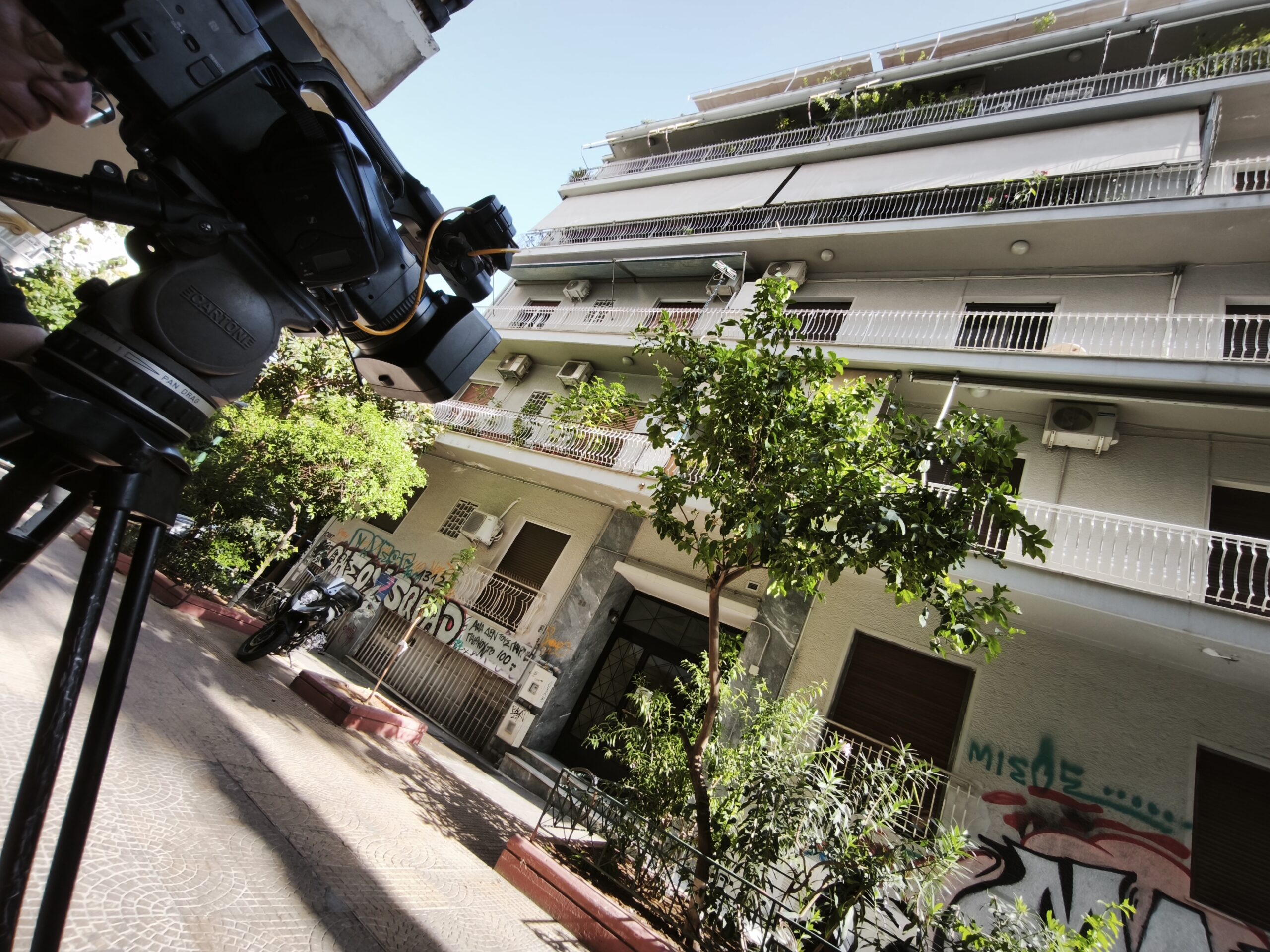 Η είσοδος της πολυκατοικίας που βρέθηκε το νεκρό βρέφος
