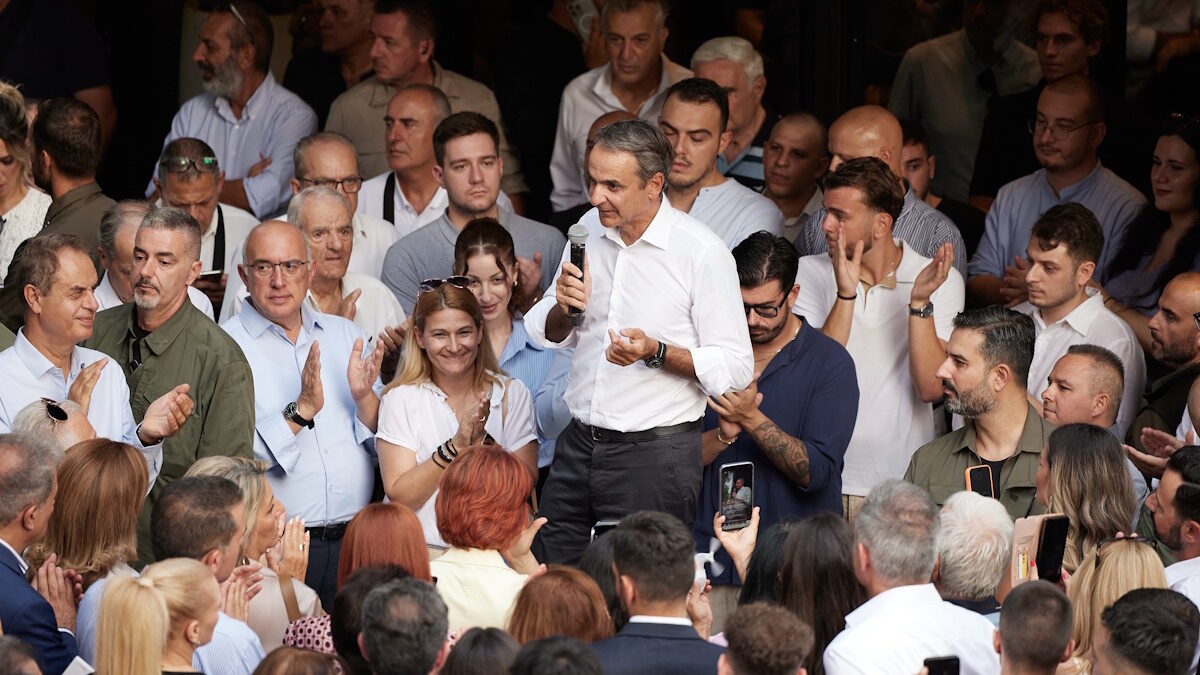 Ο πρωθυπουργός, Κυριάκος Μητσοτάκης συνομιλεί με πολίτες στην Κοζάνη