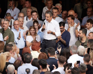 Ο πρωθυπουργός, Κυριάκος Μητσοτάκης συνομιλεί με πολίτες στην Κοζάνη