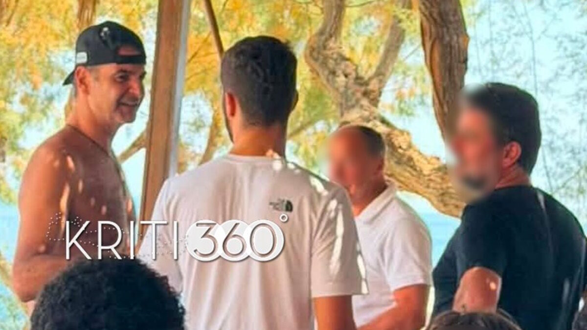 Στη νότια Κρήτη ο Κυριάκος Μητσοτάκης έχει χαλαρή συνομιλία με πολίτες