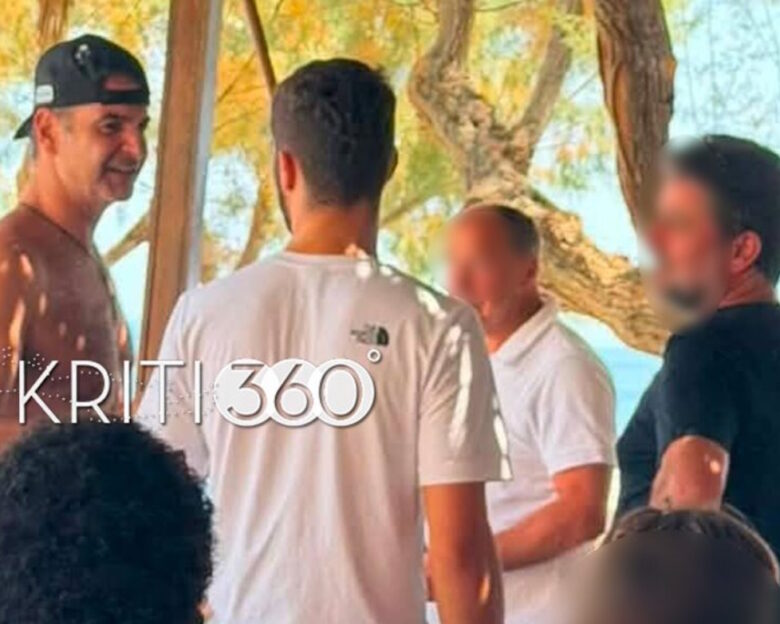 Στη νότια Κρήτη ο Κυριάκος Μητσοτάκης έχει χαλαρή συνομιλία με πολίτες