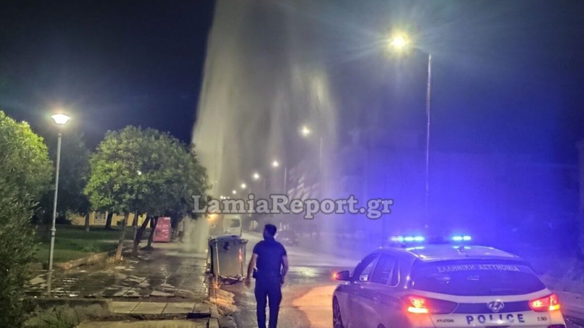Βαν γκρέμισε πυροσβεστικό κρουνό και δημιούργησε «σιντριβάνι» 8 μέτρων στη Λαμία