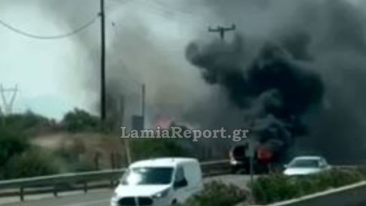 Αυτοκίνητο που μετέφερε οικογένεια πήρε φωτιά εν κινήσει στην εθνική οδό Αθηνών - Λαμίας στο ύψος του Σχηματαρίου