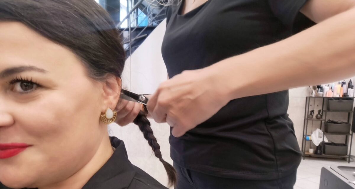 Πράξη αλληλεγγύης από τη δήμαρχος των Λειψών - Έκοψε και δώρισε τα μαλλιά της σε γυναίκες με καρκίνο