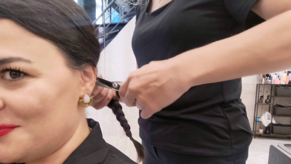 Έκοψε και δώρισε τα μαλλιά της σε γυναίκες με καρκίνο η Ευαγγελίστρα Λαουντού
